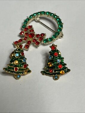 Festive VTG Holiday Crystal Christmas Tree Earrings & Wreath Brooch Pin Set